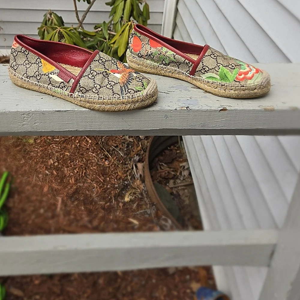 Gucci Kids Shoes with Red and Green Accents